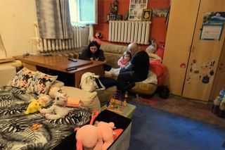 Od 14 lat mieszkają w piwnicy bloku. Wychowują dwójkę dzieci. Nikt się nie zorientował