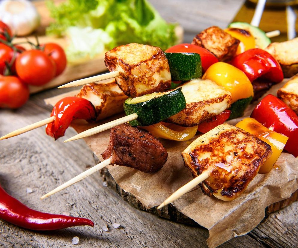 Z szaszłykami nie musisz czekać na słońce. Te z halloumi przygotujesz w air fryerze