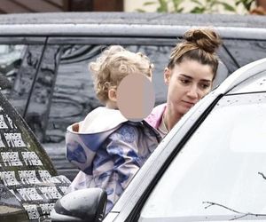 Jan Kliment z żoną i synem wyjeżdżają ze ślubu Kasi Cichepek-Kurzajewskiej