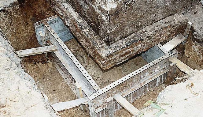 Podbijanie fundamentów 3. W narożnikach na starannie wyrównanym dnie wykopu ustawiono drobnowymiarowe deskowanie systemowe