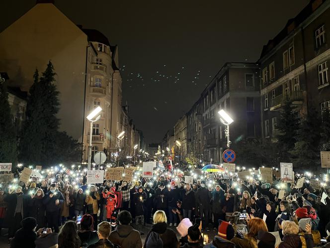 Na ulicach Katowic pojawiły się tłumy. Protestujący szli pod hasłem: "Ani jednej więcej" [ZDJĘCIA]