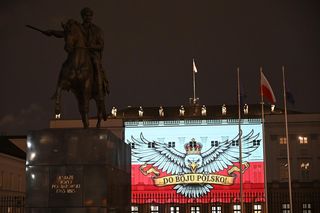 Stadionowa oprawa Do boju Polsko wyświetlona na fasadzie Pałacu Prezydenckiego