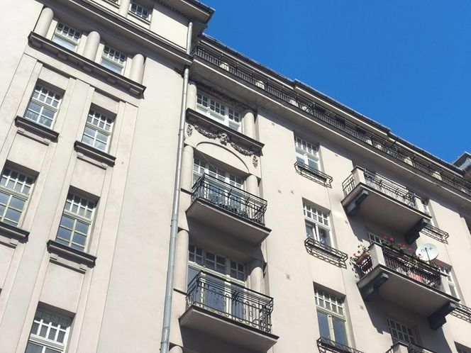 „Marzę, żeby się ogrzać przed śmiercią”. Mieszkańcy kamienicy w centrum Warszawy żyją bez centralnego ogrzewania