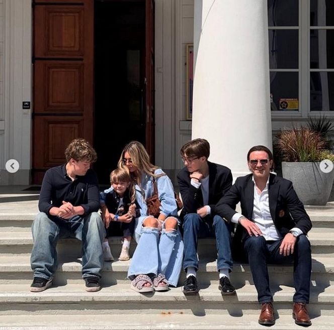 Rozenek w podartych spodniach na marszu