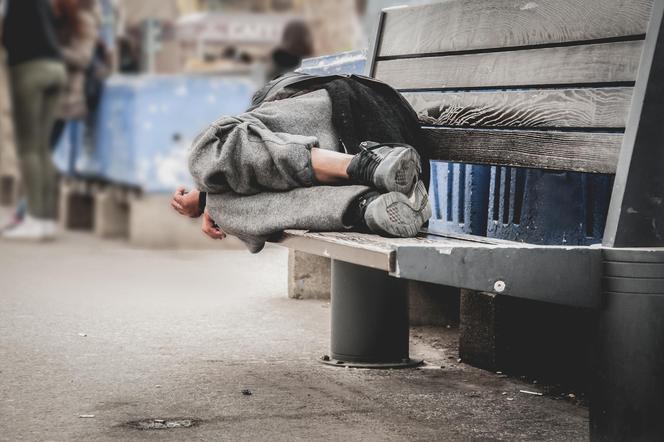 Nie myje się, śpi na ulicy. Nikt nie wie jak pomóc młodej schizofreniczce z Bydgoszczy