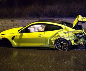 Kraksa w centrum Warszawy. Kanarkowe BMW roztrzaskało się na barierkach