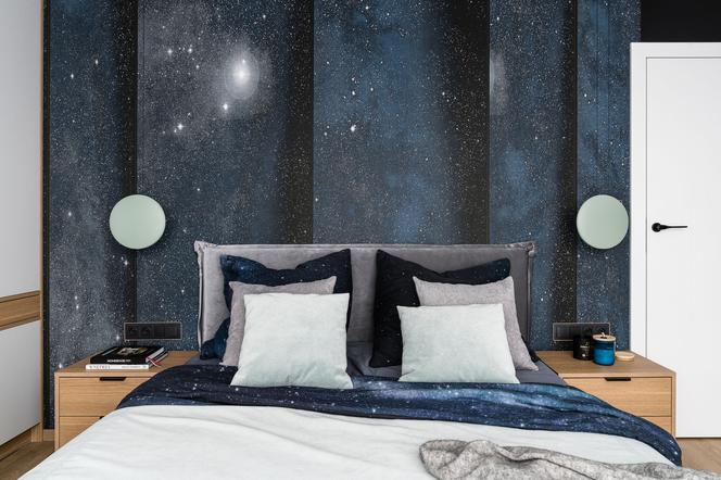 Mieszkanie w Pruszkowie. Uwagę przykuwa tapeta z motywem nocnego nieba