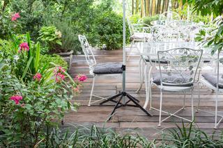 Ogród w stylu vintage – moda na stare lub postarzane elementy w ogrodzie