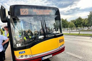 Dantejskie sceny w autobusie. Pasażer roztrzaskał głowę podczas gwałtownego hamowania. Nie żyje