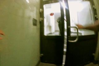 Warszawa: Awantura o miejsce parkingowe, 44-latek wyciągnął broń. Dramatyczny pościg i zatrzymanie. W domu miał mefedron