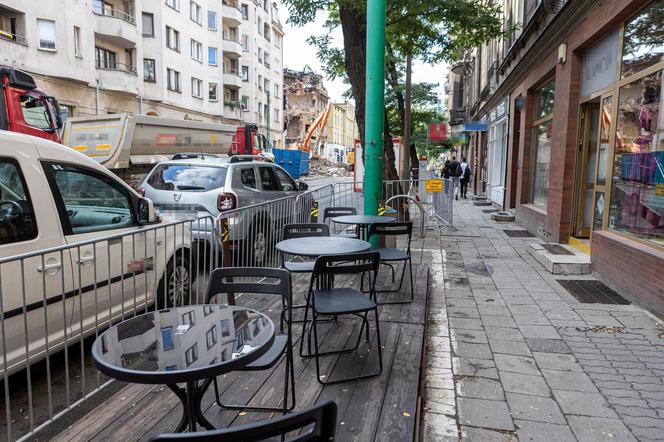 Spalona kamienica w Poznaniu znika. Trwa rozbiórka budynku  1:44 PM  i to się nie pali kompletnie! 