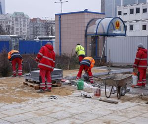 Budowa łąki kwietnej przy wejściu do metra Centrum w Warszawie