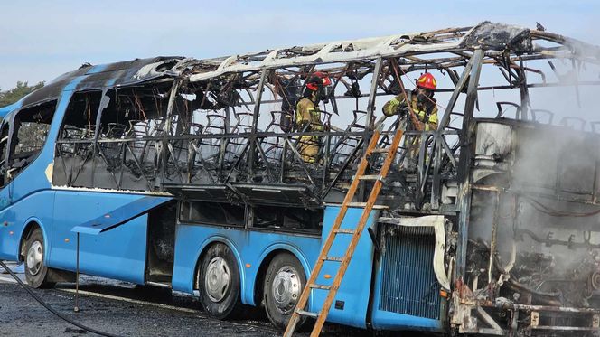 Na A2 na wysokości Gręzowa zapalił się autobus turystyczny