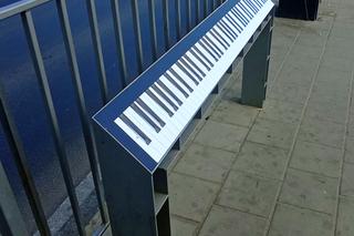 Muzyczne klimaty na przystanku tramwajowym w centrum Szczecina. Skąd wzięło się to nietypowe pianino? 