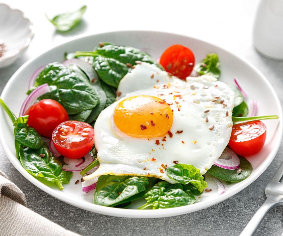 Najlepsze jajka sadzone. Wykorzystaj ten prosty patent za 0 zł 