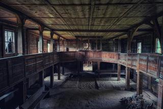 Opuszczony kościół pod Wrocławiem. Drewniana świątynia przyciąga miłośników urbexu 