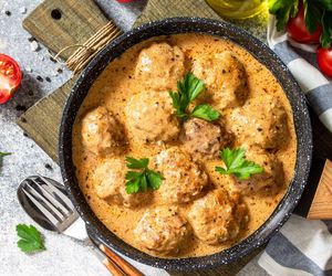 Roladki z mięsa mielonego. Ich smak podkręcają włoskie zioła