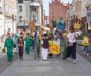 Dni Bajki 2024. W centrum Olsztyna zrobiło się bajkowo. Dzieci przejęły władzę nad miastem [ZDJĘCIA]