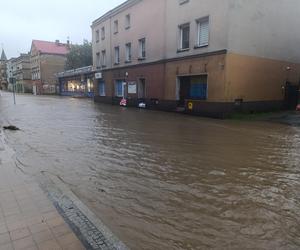 Zagrożenie powodziowe. Głuchołazy. Woda przelała się przez wały. Zalewa miasto