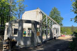 W Świeradowie-Zdroju odbudowują historyczną halę spacerową. Dawniej była tu Pijalnia Wód nad Kwisą