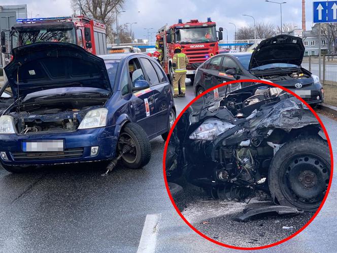 Koszmarny wypadek na Radzymińskiej. Trzy auta rozbite, kierowca w szpitalu