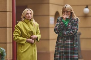 Na Wspólnej, odc 4076. Monika (Sylwia Gliwa), Żaneta (Anna Guzik)