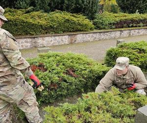 Żołnierze US Army sprzątają groby polskich żołnierzy 