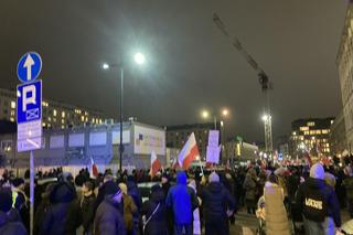 Przed siedzibą TVP odbył się protest. Uczestnicy skandowali Wolne media!