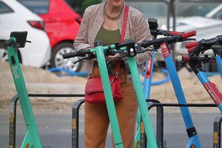 Monika Richardson pędzi na hulajnodze