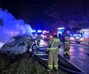 Na DK 63 auto stanęło w płomieniach po zderzeniu z innym samochodem
