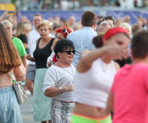 Potańcówka przed teatrem w Katowicach