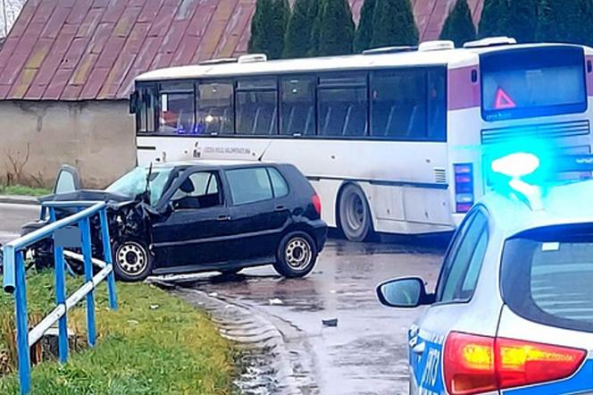 Zderzenie autobusu z dziećmi z volkswagenem! Fatalny wypadek pod Rawą Mazowiecką [ZDJĘCIA]. 