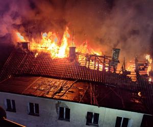   Pożar kamienicy przy ul. Warszawskiej w Olsztynie. Akcja trwała kilka godzin. Zobacz zdjęcia