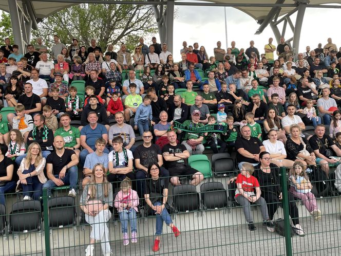 Kibice na otwarciu stadionu w Starachowicach