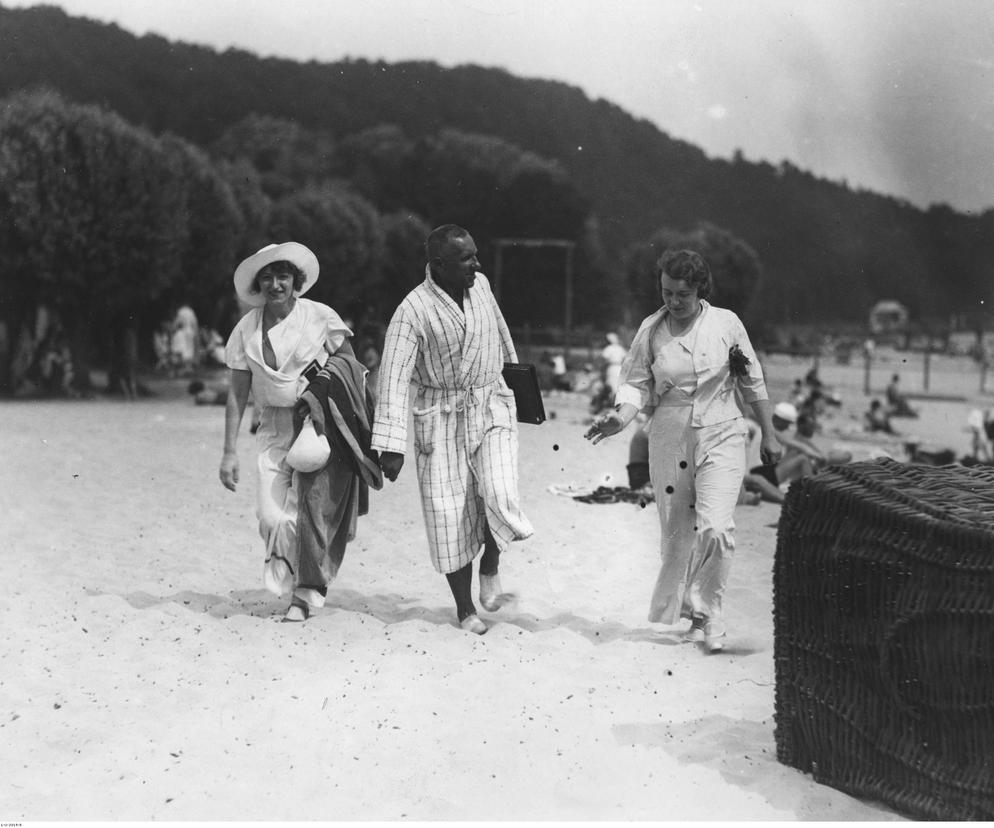 Plażowicze podczas wypoczynku. Zdjęcie z 1932 roku z miejscowości Karwia 