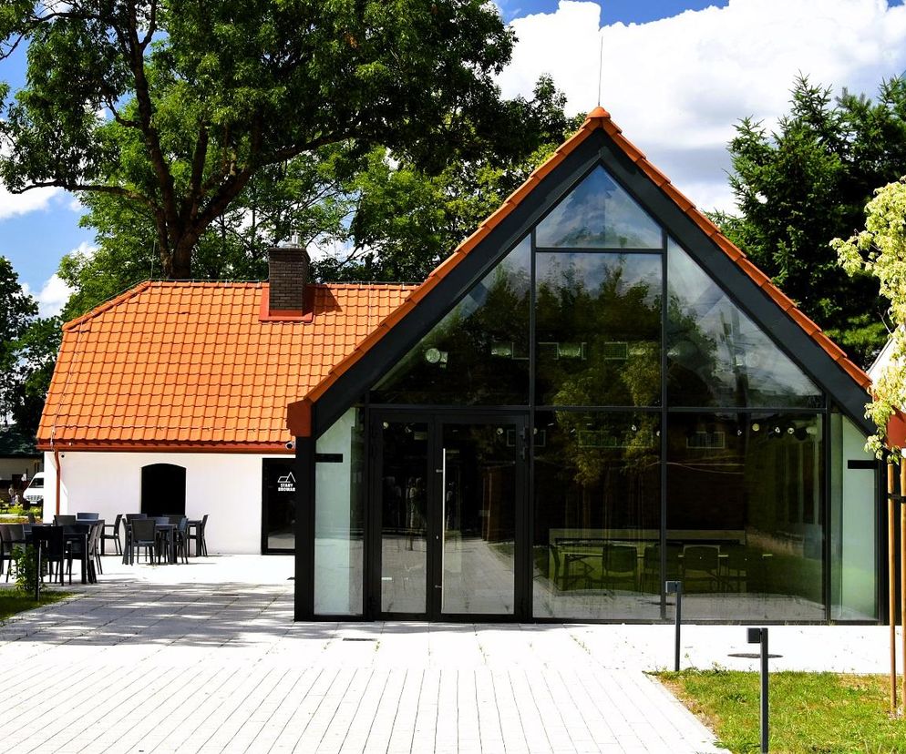 Odrestaurowany budynek dawnego Browaru i Manufaktury w Węgrowie z tradycyjnym dachem z dachówki i nowoczesnym, szklanym łącznikiem, tworzący przestrzeń usługowo-gastronomiczną. Projekt zgłoszono do konkursu Życie w Architekturze 2025, o którym przeczytasz na Architektura Murator Plus.