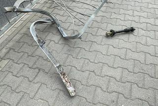 Pijany staranował barierki przy przystanku tramwajowym. O krok od tragedii w Warszawie