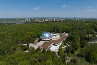 Budynki mijają się niczym planety. Architekt się ugiął się - nie ma tu sowieckich elementów. Planetarium Śląskie zaprojektował Zbigniew Solawa