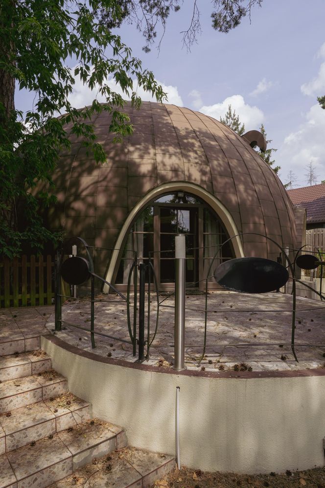 Dom Igloo w Aninie czyli część hotelu "Noclegi Ufo"