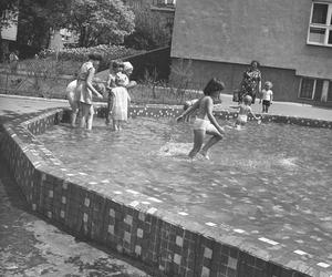 Plac zabaw z basenem na Osiedlu Szmulowizna w Warszawie 1973-1978