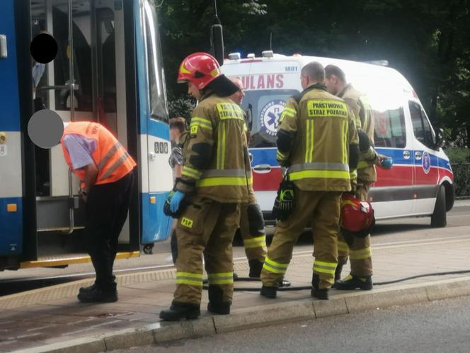 Kobieta wpadła pod tramwaj. Dramatyczny wypadek w centrum Krakowa