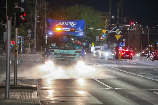 Oni sprzątali, gdy inni grillowali. Ekipa "Super Expressu" w nocnej akcji pucowania miasta