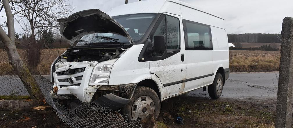 Wypadek dostawczaka w Płośnicy