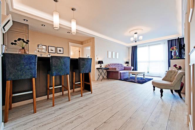 Eklektyczny salon z kuchnią i buduarowy klimat we współczesnym apartamencie