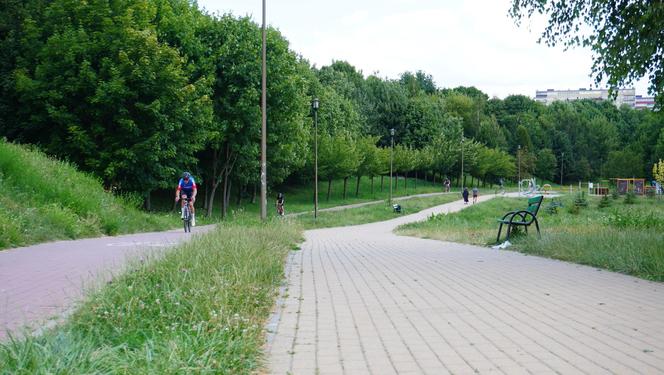 Lublin. „Filary porośnięte bluszczem” i nie tylko. Park Jana Pawła II w lipcowej odsłonie