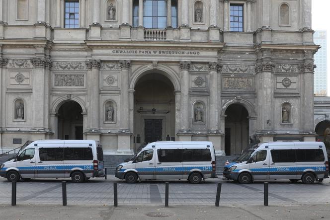 Policja pod kościołami w Warszawie