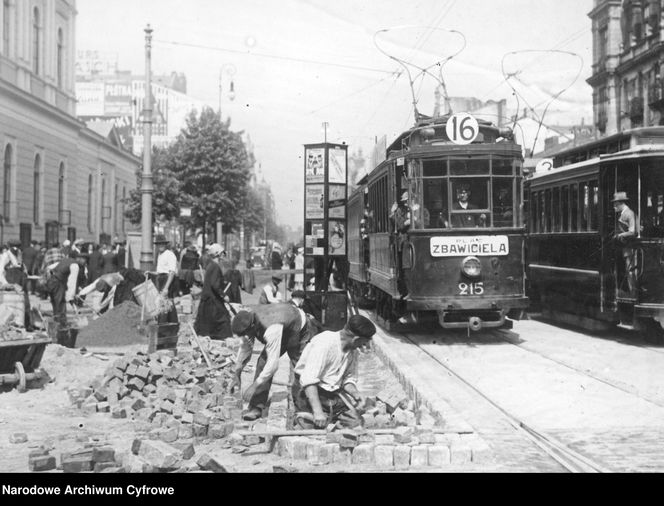 Cyfry na numerach taborowych Warszawskich Tramwajów na archiwalnych zdjęciach