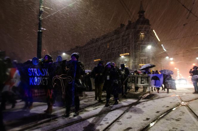 "Nie mów mi, co mam robić". Protest kobiet w Krakowie [GALERIA ZDJĘĆ, AUDIO]