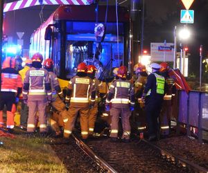 40-letnia rowerzystka wciągnięta pod pędzący tramwaj. „Liczne obrażenia ciała”