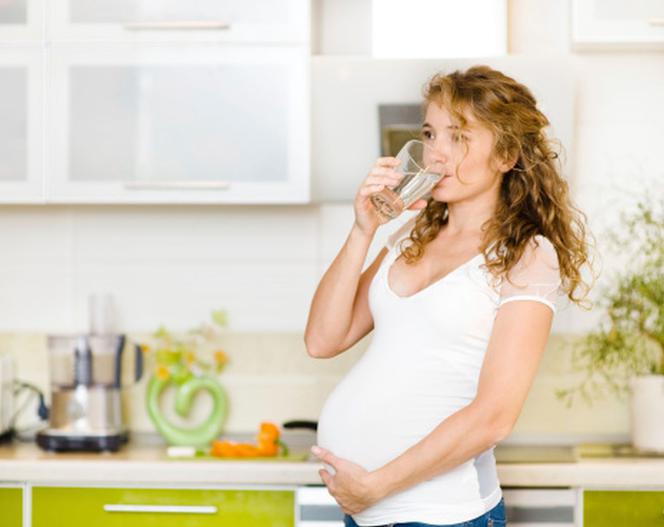 jaką wodę pić w ciąży